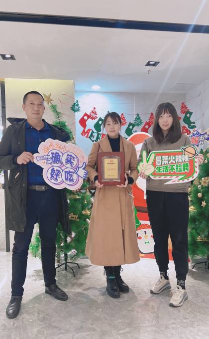 四川的连女士签约加盟帽牌货冒菜