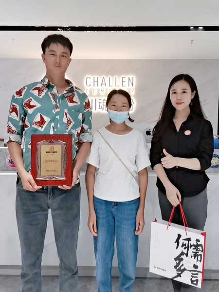 云南的董老板签约加盟帽牌货冒菜