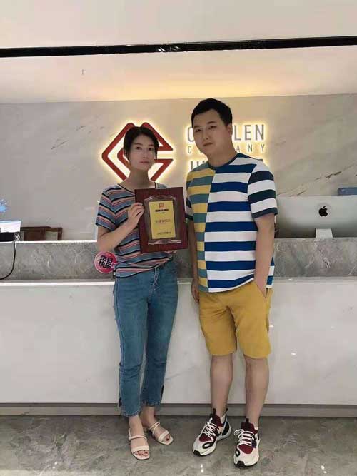 贵州陈女士签约加盟帽牌货冒菜