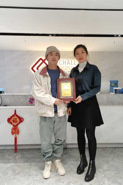 创业青年刘先生签约加盟帽牌货冒菜