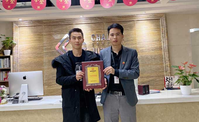 绵阳的何先生签约帽牌货冒菜加盟