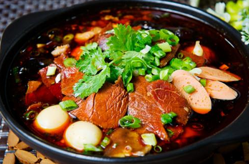 选对地点，冒菜店生意兴隆！