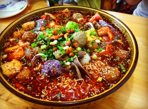 冒菜口味丰富多样，麻辣烫爽口无比